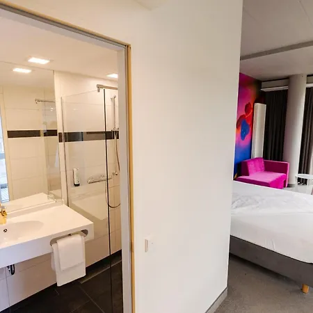 Отель Qubixx Stadtmittehotel Швебиш-Халль